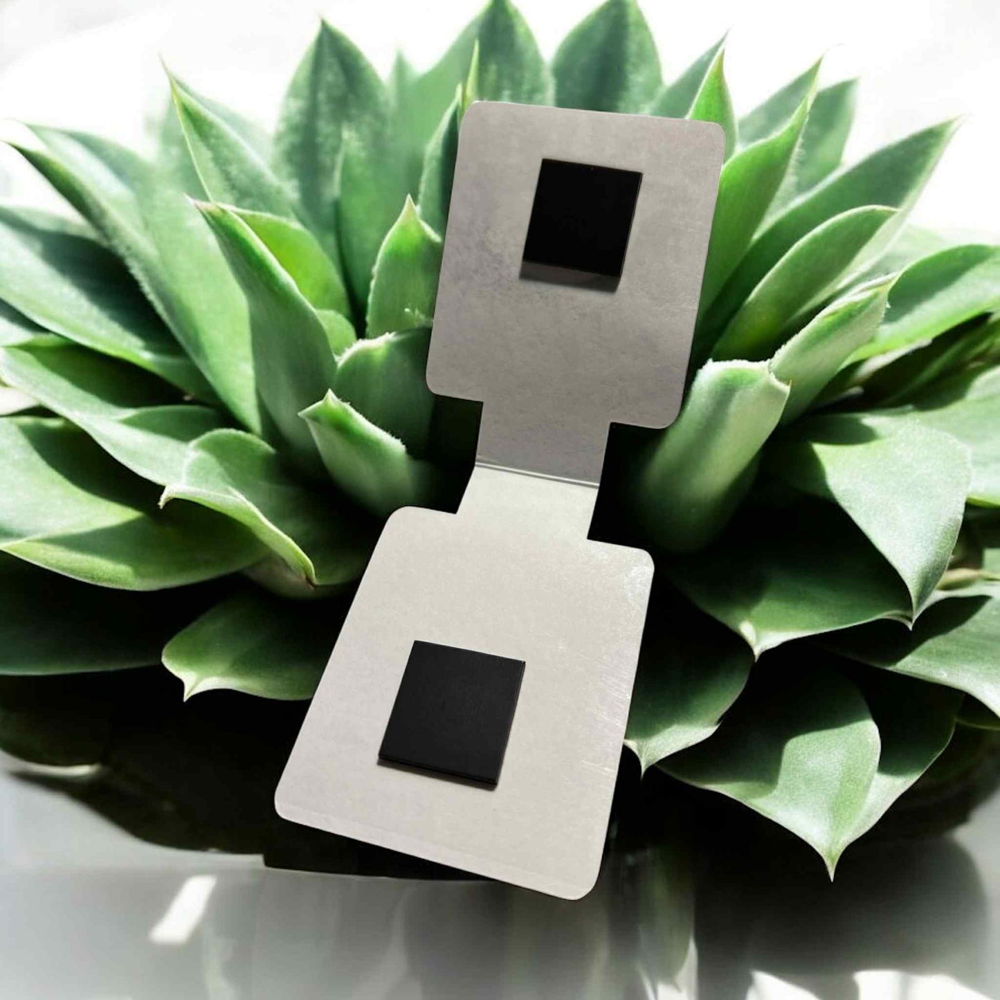 Magnetic Bookmark - Reading Skull
